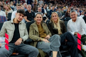 加油助威!海纳、帕夫洛维奇现场观看拜仁男篮比赛 加油助威!海纳、帕夫洛维奇现场观看拜仁男篮比赛