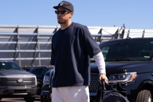 季前赛对阵湖人!太阳晒登机照:布克帅气亮相 马威橙色短裤亮眼 季前赛对阵湖人!太阳晒登机照:布克帅气亮相 马威橙色短裤亮眼