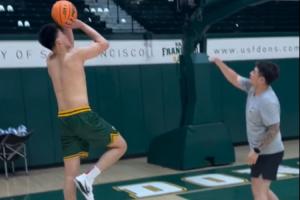 钻研必杀技!王俊杰赤膊上身苦练金鸡独立翻身后仰跳投 钻研必杀技!王俊杰赤膊上身苦练金鸡独立翻身后仰跳投