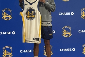 赛斯打趣:我曾试图从斯蒂芬手中买回30号球衣 他说他不缺钱 赛斯打趣:我曾试图从斯蒂芬手中买回30号球衣 他说他不缺钱