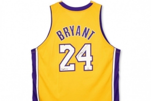 科比首件亲穿24号球衣拍出88.9万美元 06年曾以10000美元出售 科比首件亲穿24号球衣拍出88.9万美元 06年曾以10000美元出售