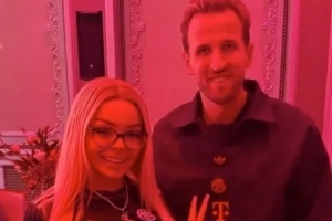 性感女歌手参加拜仁晚宴,晒与凯恩合影:超棒的家伙 性感女歌手参加拜仁晚宴,晒与凯恩合影:超棒的家伙