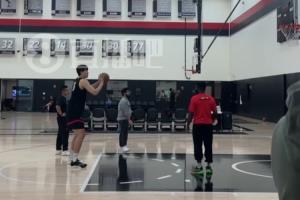 和队友在交流上觉得怎么样?🤣杨瀚森调侃:我说我的 他说他的 和队友在交流上觉得怎么样?🤣杨瀚森调侃:我说我的 他说他的