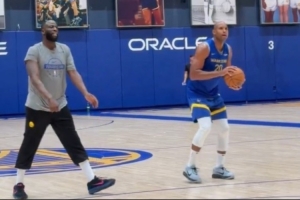 勇士内线双枪!追梦与霍福德训练结束后加练三分 命中率相当高 勇士内线双枪!追梦与霍福德训练结束后加练三分 命中率相当高