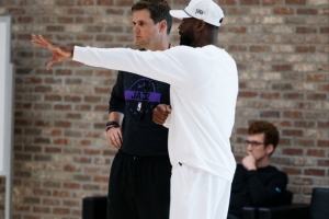 爵士晒训练营照片：德隆&球队小股东韦德现身 贝利&乐福在列