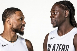 风格真的很搭!美媒晒利拉德霍勒迪媒体日合影:要是18年不敢想 风格真的很搭!美媒晒利拉德霍勒迪媒体日合影:要是18年不敢想