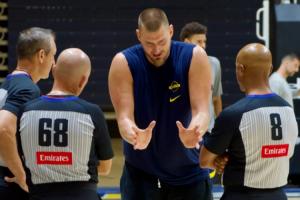 卷到裁判身上了!对抗训练后 约基奇拉着裁判问了20分钟问题 卷到裁判身上了!对抗训练后 约基奇拉着裁判问了20分钟问题