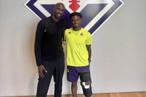 加纳队主帅阿多探望兰普泰,球员十字韧带撕裂接受手术 加纳队主帅阿多探望兰普泰,球员十字韧带撕裂接受手术