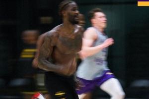 能量与努力!湖人晒训练照:艾顿&克内克特折返跑冲刺出现残影 能量与努力!湖人晒训练照:艾顿&克内克特折返跑冲刺出现残影