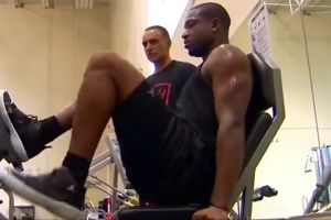 为何韦德比威少受伤多?杨毅:韦德突破有大量变向 对膝盖负荷大 为何韦德比威少受伤多?杨毅:韦德突破有大量变向 对膝盖负荷大