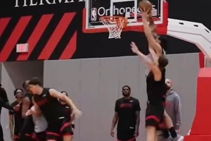 官方“搞事”!火箭晒亚当斯隔扣回应申京视频 海王霸气喊话 官方“搞事”!火箭晒亚当斯隔扣回应申京视频 海王霸气喊话