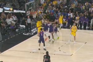 弄啥嘞!艾顿滑翔空篮没进 自己抱头非常懊恼! 弄啥嘞!艾顿滑翔空篮没进 自己抱头非常懊恼!