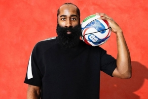 中文译名三重浪!哈登晒与明年美加墨足球世界杯用球合照 中文译名三重浪!哈登晒与明年美加墨足球世界杯用球合照