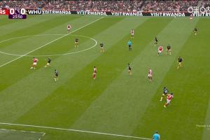 进球无效!赖斯长传萨卡破门,边裁举旗示意萨卡越位 进球无效!赖斯长传萨卡破门,边裁举旗示意萨卡越位