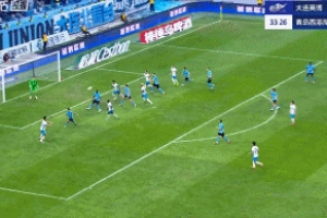 英博连续解围未成功,阿齐兹爆射破门,西海岸1-0领先英博! 英博连续解围未成功,阿齐兹爆射破门,西海岸1-0领先英博!