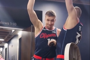 😂快船“迷你扣篮大赛”:博格丹隔扣巴图姆 邓恩自抛自扣 😂快船“迷你扣篮大赛”:博格丹隔扣巴图姆 邓恩自抛自扣