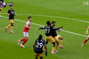 是否处于自然位置?西汉姆球员禁区内手球,主裁没表示VAR未介入 是否处于自然位置?西汉姆球员禁区内手球,主裁没表示VAR未介入