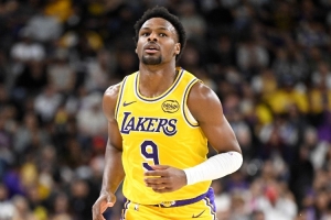 布朗尼:我感觉更加游刃有余了 尤其是打有球及攻防战术时 布朗尼:我感觉更加游刃有余了 尤其是打有球及攻防战术时