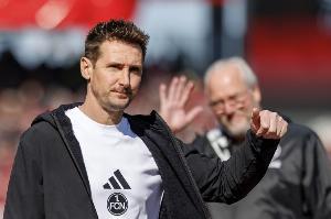 3-2获胜保住饭碗!克洛泽:难顶啊,我快需要个心脏起搏器了 3-2获胜保住饭碗!克洛泽:难顶啊,我快需要个心脏起搏器了