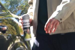 图片报:胡梅尔斯水瓶贴着一条新闻,写着“20多岁我想结婚生子” 图片报:胡梅尔斯水瓶贴着一条新闻,写着“20多岁我想结婚生子”