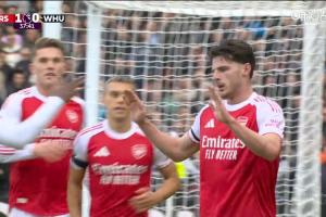 破旧主!赖斯第38分钟破门后选择不庆祝,阿森纳1-0领先西汉姆联 破旧主!赖斯第38分钟破门后选择不庆祝,阿森纳1-0领先西汉姆联