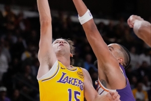 带不动!里夫斯上半场16分钟砍下18分 两分球4中4&罚球7中7 带不动!里夫斯上半场16分钟砍下18分 两分球4中4&罚球7中7