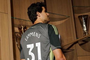 首秀已获认可❤️曼联球迷向拉门斯献曲:你是舒梅切尔假扮的吗 首秀已获认可❤️曼联球迷向拉门斯献曲:你是舒梅切尔假扮的吗