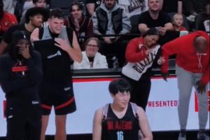 把广场舞天赋带到NBA 杨瀚森跳舞把主教练笑弯腰 队友鼓掌都说好 把广场舞天赋带到NBA 杨瀚森跳舞把主教练笑弯腰 队友鼓掌都说好