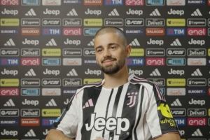 热格罗瓦:12岁曾参加AC米兰的训练营,见到了卡卡、帕托等球星 热格罗瓦:12岁曾参加AC米兰的训练营,见到了卡卡、帕托等球星