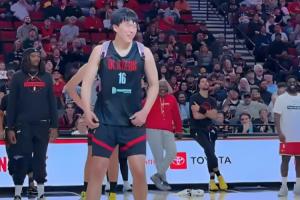 开拓者球迷嘉年华🤣新秀杨瀚森和乐福背着书包学跳舞 队友鼓掌 开拓者球迷嘉年华🤣新秀杨瀚森和乐福背着书包学跳舞 队友鼓掌