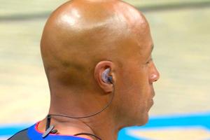 裁判戴耳机!美网友:詹姆斯指挥他们吹哨&作弊电话直接打到场上 裁判戴耳机!美网友:詹姆斯指挥他们吹哨&作弊电话直接打到场上