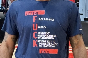 哈登谈范甘迪特制文化衫:他很疯狂 在尽一切努力帮助球队 哈登谈范甘迪特制文化衫:他很疯狂 在尽一切努力帮助球队