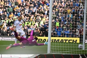 奥卡福对阵热刺进球时,球门边上出现一个沙滩球⚽ 奥卡福对阵热刺进球时,球门边上出现一个沙滩球⚽