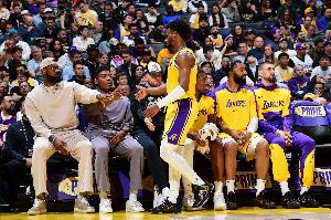 夸梅:布朗尼想进首发得能接球就投 但总和老爸练3分就成不了射手 夸梅:布朗尼想进首发得能接球就投 但总和老爸练3分就成不了射手