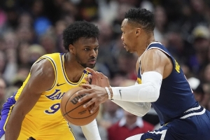 夸梅:布朗尼一整年都没有丝毫进步 那就不如威少至少他积极跑动 夸梅:布朗尼一整年都没有丝毫进步 那就不如威少至少他积极跑动