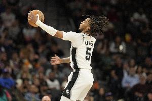 刺记:卡斯尔在训练赛中与文班膝盖相撞伤退 初步结果看伤势不重 刺记:卡斯尔在训练赛中与文班膝盖相撞伤退 初步结果看伤势不重