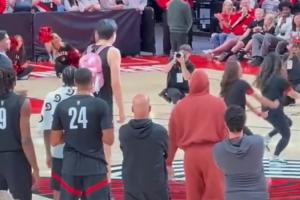 太喜感了!杨瀚森全神贯注模仿啦啦队跳舞 粉色书包真显小又吸睛 太喜感了!杨瀚森全神贯注模仿啦啦队跳舞 粉色书包真显小又吸睛