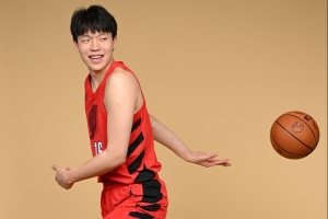 媒体人:杨瀚森背粉色书包学跳舞 已经不能算融入了 是纯本能享受 媒体人:杨瀚森背粉色书包学跳舞 已经不能算融入了 是纯本能享受