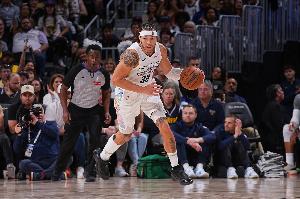 状态火热!戈登半场4中4&罚球6中5砍下14分 另有3板1助 状态火热!戈登半场4中4&罚球6中5砍下14分 另有3板1助