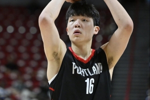 杨瀚森:训练很密集&大家都很紧凑 还没有我个人的针对性训练 杨瀚森:训练很密集&大家都很紧凑 还没有我个人的针对性训练