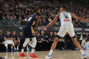 三分射手就位！贝半场三分5中4&罚球7中5射落17分 另有5板2助