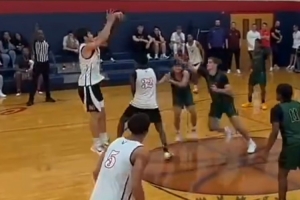 外线稳定!博主晒张博源美高比赛集锦:三分10中4砍16+5助队险胜 外线稳定!博主晒张博源美高比赛集锦:三分10中4砍16+5助队险胜