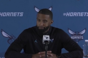 黄蜂主帅:我最认可克尼佩尔竞争意识 他在场上还需要再多些沟通 黄蜂主帅:我最认可克尼佩尔竞争意识 他在场上还需要再多些沟通