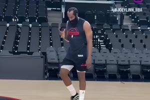 身先士卒!快船训练结束后哈登还在加练 整个球馆只剩他一个球员 身先士卒!快船训练结束后哈登还在加练 整个球馆只剩他一个球员