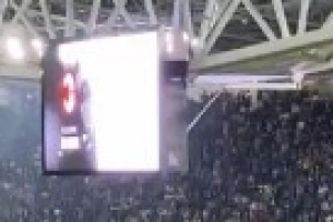 尤文球迷赛前掌声欢呼致敬阿莱格里,并拉横幅:谢谢你做的一切 尤文球迷赛前掌声欢呼致敬阿莱格里,并拉横幅:谢谢你做的一切