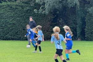 社区之光!伊劳拉带伯恩茅斯赢球后,到草根女子青训足球赛当边裁 社区之光!伊劳拉带伯恩茅斯赢球后,到草根女子青训足球赛当边裁