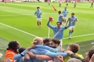 👀细!罗德里庆祝时招呼两名队友留在对方半场,防止对手开球 👀细!罗德里庆祝时招呼两名队友留在对方半场,防止对手开球