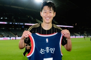 梦幻联动!洛杉矶FC足球明星孙兴慜 手持快船定制版球衣满脸笑容 梦幻联动!洛杉矶FC足球明星孙兴慜 手持快船定制版球衣满脸笑容