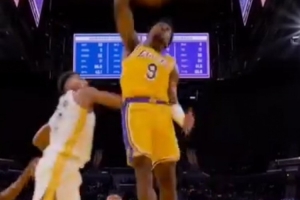 布朗尼比赛中惊现单臂补扣 父亲詹姆斯转发 布朗尼比赛中惊现单臂补扣 父亲詹姆斯转发