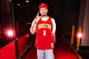 致敬麦迪！申京季前赛首秀穿麦迪球衣入场！